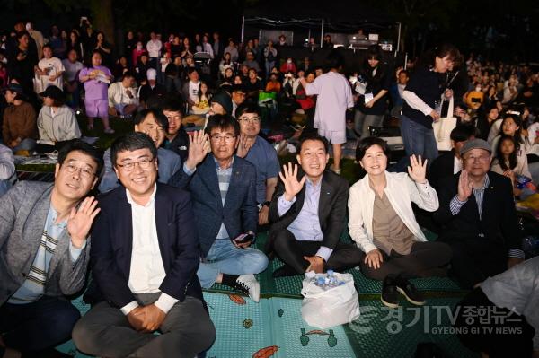 [크기변환]1-2. 이재준 수원시장, ‘2024 수원연극축제’ 찾아 시민과 함께 공연 관람.jpg