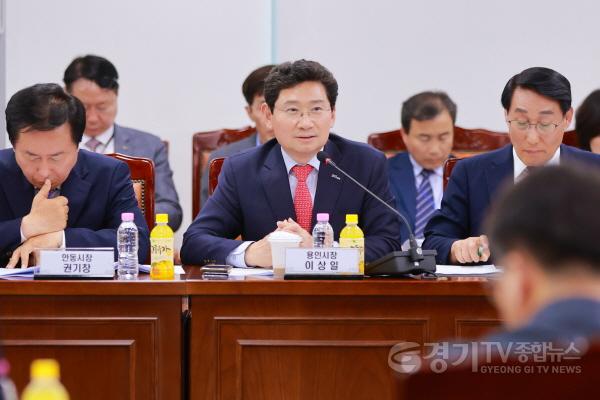 [크기변환]9-2. 이상일 용인특례시장이 22일 국토교통부 세종청사 대회의실에서 열린 제6차 국가산단 범정부 추진지원단 회의에서 용인특례시의 의견을 말하고 있다. (1).jpg