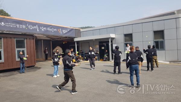 [크기변환]5-2. 장애인 재활작업장 성만원에서 열린 패드민턴 실습 모습.jpg