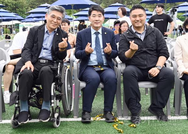 [크기변환]사진2) 청소년의 달 기념식에 참가한 화성시의회 의원 (좌로부터 이용운, 배정수, 김상균의원).jpg