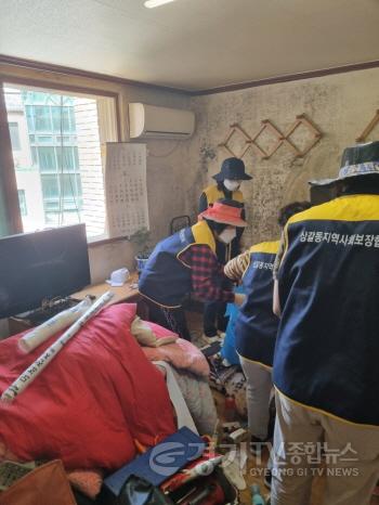 [크기변환]3-4. 상갈동 지역사회보장협의체가 복지사각지대 대상자를 발굴해 지원했다.jpg