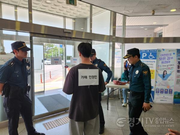 [크기변환]4-1.  죽전1동이 안전한 민원실 조성을 위해 죽전지구대와 합동으로 민원실 비상상황 대비 모의훈련을 진행했다.jpg