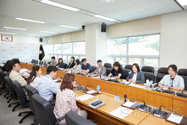 [크기변환]20240527 용인특례시의회 김희영 부의장, 다선의원-의회 정책지원관과 간담회 개최(2).jpg