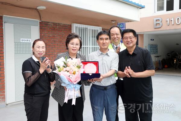 [크기변환][사진자료]김미경의원_감사패 수상.jpg