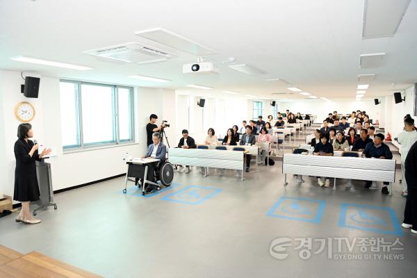 [크기변환]사진3) 강의 듣는 화성시의회 의원들.jpg