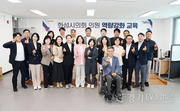 [크기변환]사진1) 의원연수에 참가한 화성시의회 의원 단체.jpg