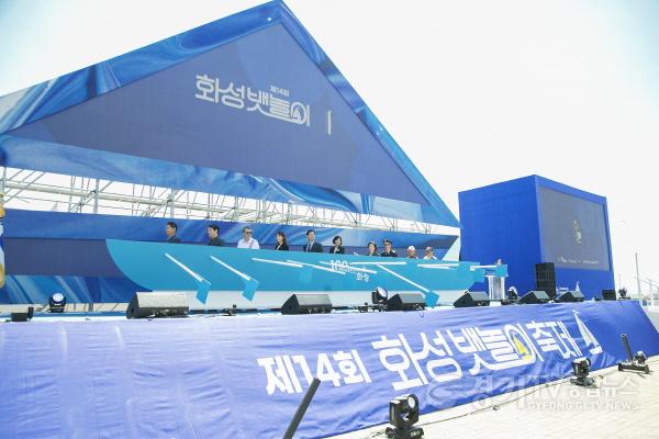 [크기변환]사진3) 화성뱃놀이 축제 퍼포먼스 중인 내외빈.jpg