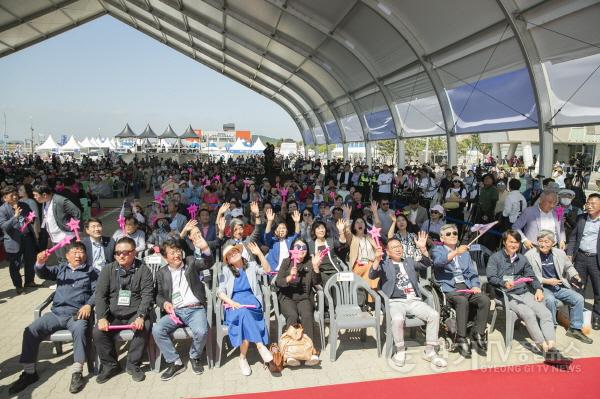 [크기변환]사진1) 뱃놀이 축제에 참석한 회성시의회 의원.jpg