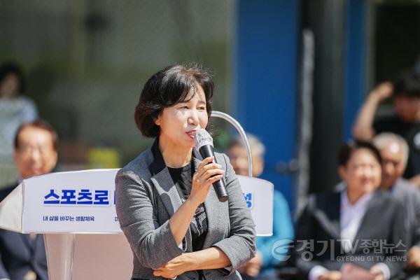 [크기변환]사진2) 전국유소년야구대회 축사하는 화성시의회 김경희 의장.jpg