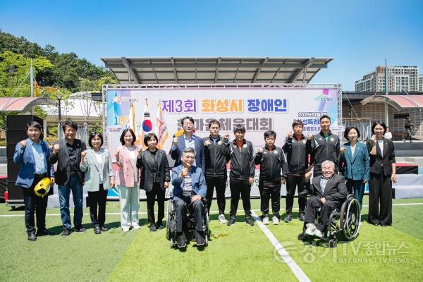 [크기변환]사진1) 화성시의회 의원들과 장애인 한마음체육대회 선수단 단체 .jpg