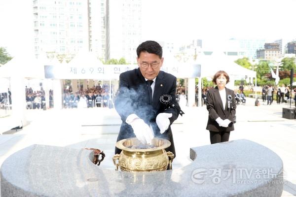 [크기변환]수원시의회 현충탑 참배 (2).jpg