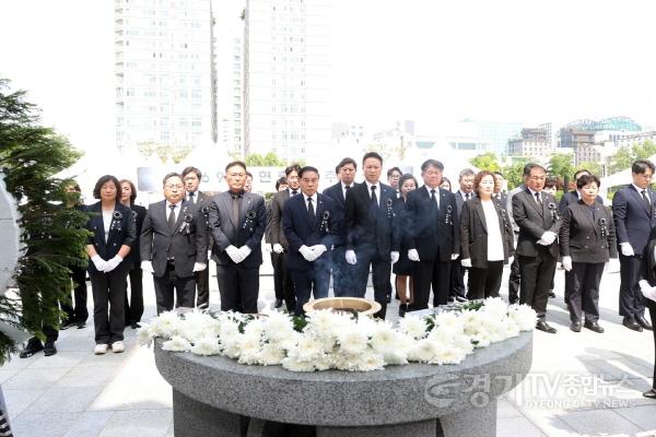 [크기변환]수원시의회 현충탑 참배 (1).jpg