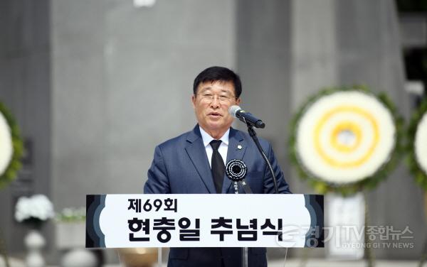 [크기변환]사진3) 추모사하는 화성시의회 오문섭 부의장.jpeg