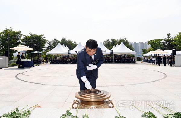 [크기변환]사진2) 헌화하는 화성시의회 오문섭 부의장.jpeg