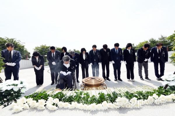 [크기변환]사진4) 묵념하는 화성시의회 의원 단체.jpeg