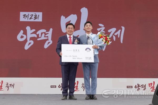 [크기변환]02 가수 김태수 양평군 홍보대사 위촉 (1).jpg