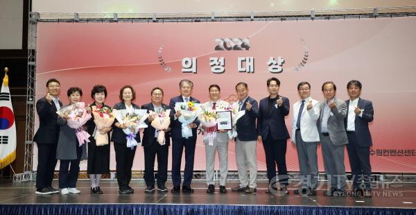 [크기변환]수원시의회, 경기도시군의회의장협의회 시상식 참석 (4).jpg