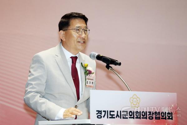 [크기변환]수원시의회, 경기도시군의회의장협의회 시상식 참석 (1) (1).jpg