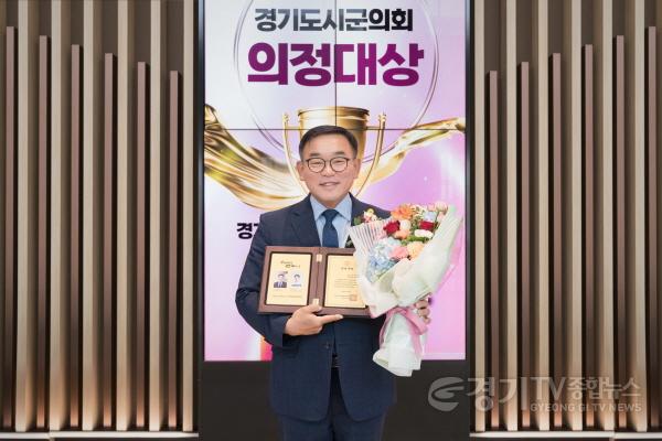 [크기변환]20240607 용인특례시의회 윤원균 의장, 경기도시·군의회의장협의회 특별공로패 수상.jpg