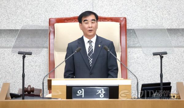 [크기변환]240611 염종현 의장, 제375회 정례회 제1차 본회의 개회사...전반기 의회 협치와 최초 성과 강조 (1).jpg