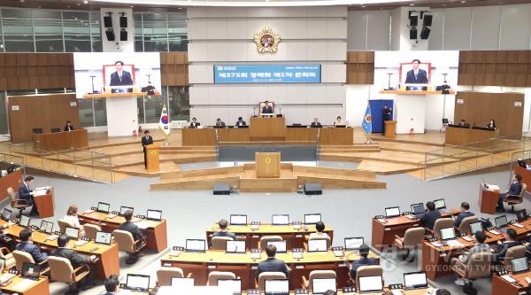 [크기변환]240611 염종현 의장, 제375회 정례회 제1차 본회의 개회사...전반기 의회 협치와 최초 성과 강조 (2).jpg