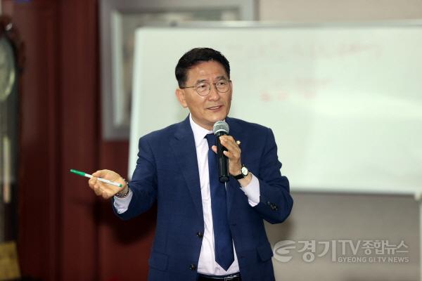 [크기변환]수원시의회 김기정 의장, 상공회의소 강연 (3).jpg