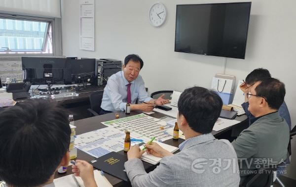 [크기변환]240613 임상오 의원, 경기도교육청과 간담회에서 소규모학교의 시설공사 어려움 해소할 것 주문.jpg