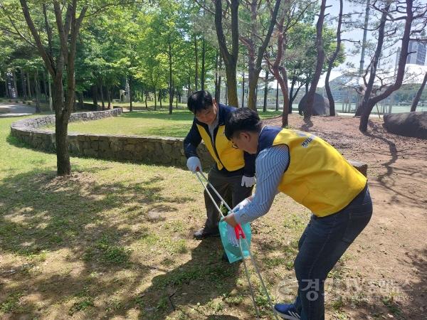 [크기변환]사본 -[사진자료] 경상원, 환경의 날 맞아 플로깅 활동으로 환경보호 실천에 앞장(2).jpg