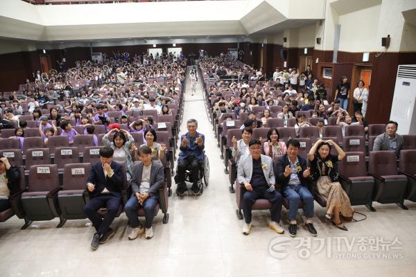 [크기변환]사진2) 제12회 화성시 꿈나무 축제에 참가한 화성시의회 의원과 단체.jpg