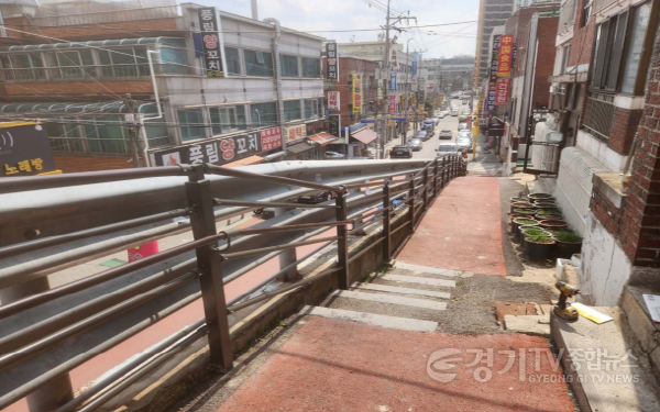 [크기변환]8-2. 신갈동이 신갈동 49-20 일원의 경사로에 핸드레일을 설치했다.png
