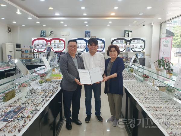[크기변환]9-1. 동백1동 지역사회보장협의체가 1001안경 동백점과 취약계층 무료 안경지원 업무협약을 맺었다.jpg