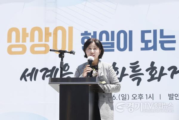 [크기변환]사진2) 세계음식문화 특화거리 축사하는 화성시의회 김경희 의장.jpg