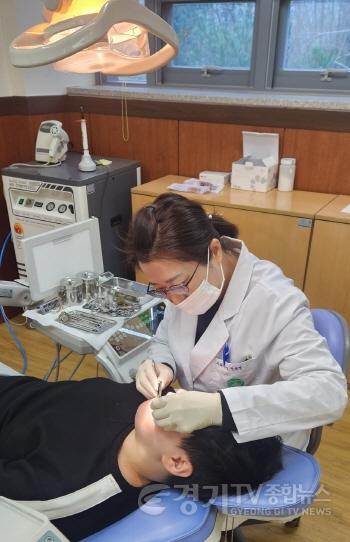 [크기변환]1. 학교 구강보건실에서 진행 중인 치과진료 모습.jpg