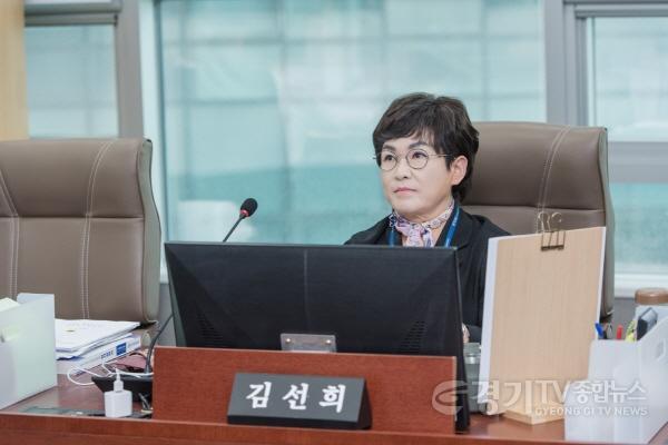 [크기변환]240617 김선희 의원, 수영장 설치 대상 학교에 ‘가족탈의실’ 추가 설치 제안 (1).jpg