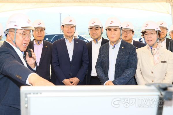 [크기변환]10-4. 18일 용인특례시 처인구 원삼면 용인반도체클러스터 조성 현장을 확인하고 있는 이상일 용인특례시장 국민의힘 에너지·AI반도체특별위원회 소속 위원들.jpg