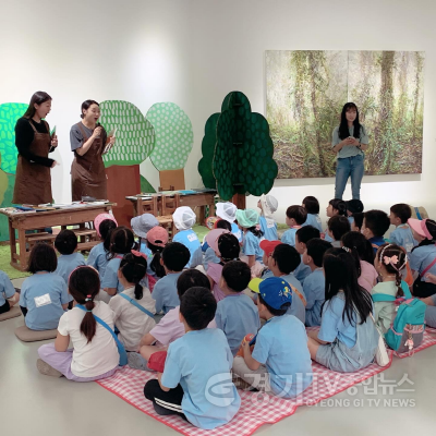 [크기변환][사진자료] 전시연계 프로그램 ‘산책길에 친구들’에 참여하는 모습 (1).png