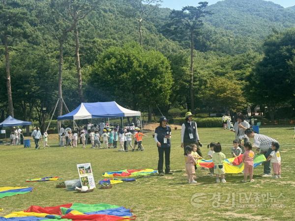 [크기변환]10-1. 20일 용인자연휴양림에서 열린 유아숲 특별 프로그램 숲속의 물놀이터에 참여한 어린이들이 체험 놀이 프로그램을 즐기고 있는 모습.JPG