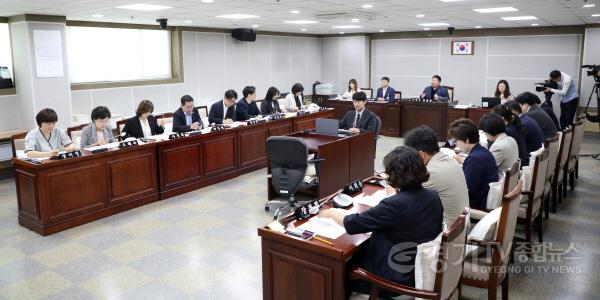 [크기변환]수원시의회 예결특위 심사.jpg