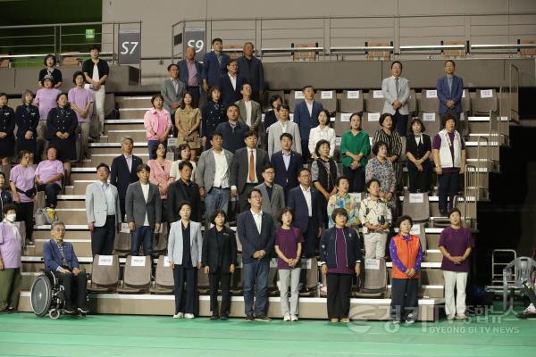 [크기변환]사진2) 여성화합한마당에 참석한 화성시의회와 단체.jpg