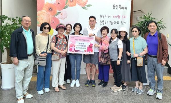 [크기변환]5-9. 수지구 상현1동 주민자치위원회가 취약계층 지원을 위해 성금 100만원을 기탁했다.jpg