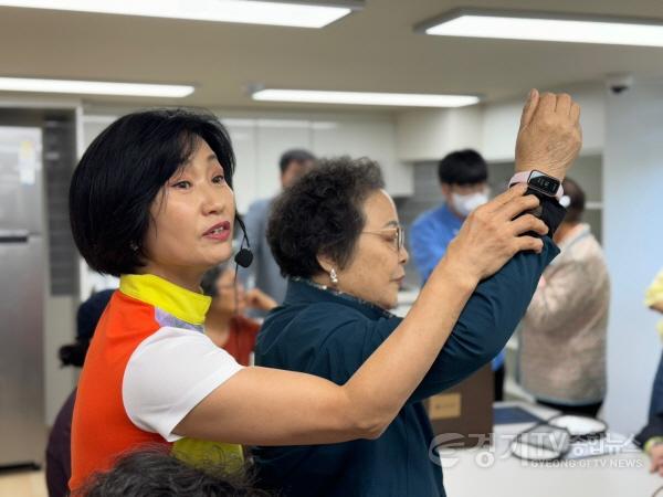 [크기변환]3-2. 용인특례시가 진행 중인 슬기로운 new 실버생활 교육에 참여한 어르신들의 모습.jpg
