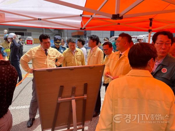 [크기변환]사진1) 화성시의회 도시건설위원회 소속 의원들이 화재현장에서 상황판을 보고있다..jpg