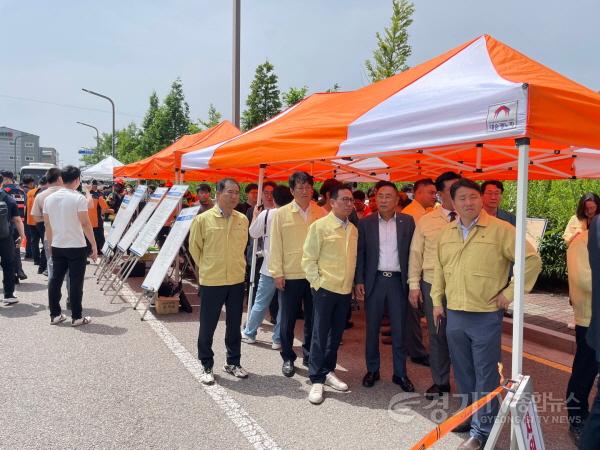 [크기변환]사진2) 화성시의회 도시건설위원회 소속 의원들이 전곡리 공장 화재현장을 지켜보고 있다..jpg