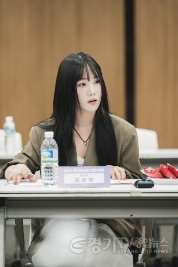 [크기변환]김보영 배우 대본리딩 사진.jpg
