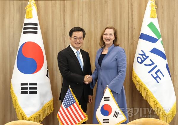 [크기변환]‘UL솔루션즈’ 제니퍼 스캔론 회장 면담(1).jpg