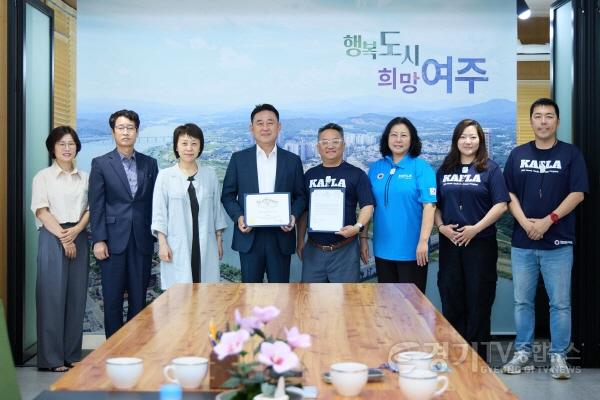 [크기변환]01-여주시 LA한인회 청소년 국제교류단 여주시 방문-감사장 전달.jpg