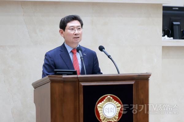 [크기변환]10-1. 이상일 용인특례시장이 27일 제283회 용인시의회 3차 본회의에서 시정답변을 하고 있다.JPG