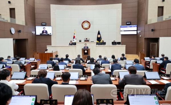 [크기변환]10-2. 이상일 용인특례시장이 27일 제283회 용인시의회 3차 본회의에서 시정답변을 하고 있다.JPG