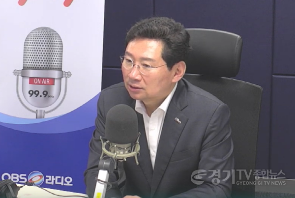 [크기변환]3-2. 28일 OBS라디오 최진만·이유나의 굿모닝 OBS에서 용인특례시장으로서 2년 동안의 소회와 성과에 대해 설명하고 있는 이상일 용인특례시장(출처-OBS라디오 제공).png