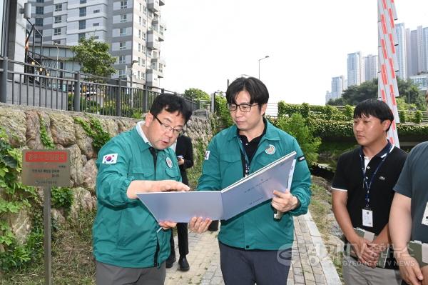 [크기변환]1-3.김현수 수원시 제1부시장,장마철 집중호우 대비해 취약지역 현장 점검.jpg